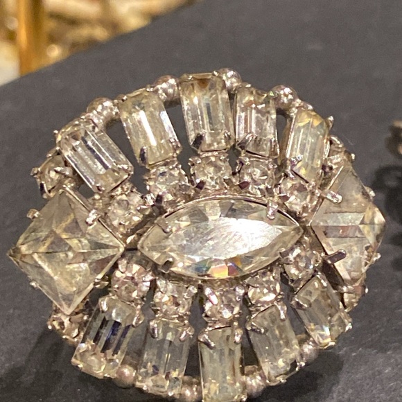 Unsigned Weiss  Clear Crystal Earrings. Silver Tone. Clip Backs. - Picture 12 of 15